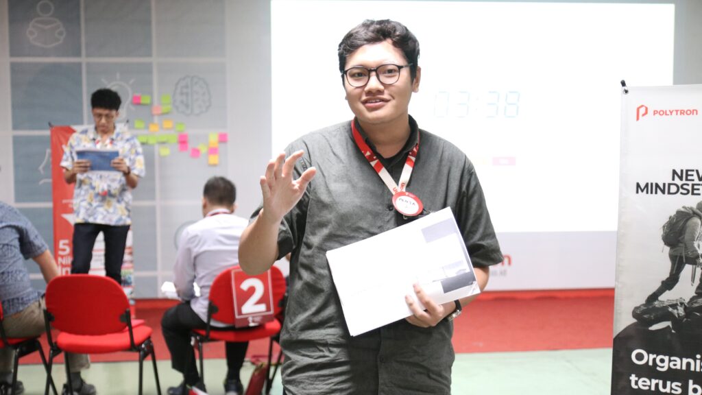 Pembicara profesional menyampaikan presentasi dengan tenang dan percaya diri