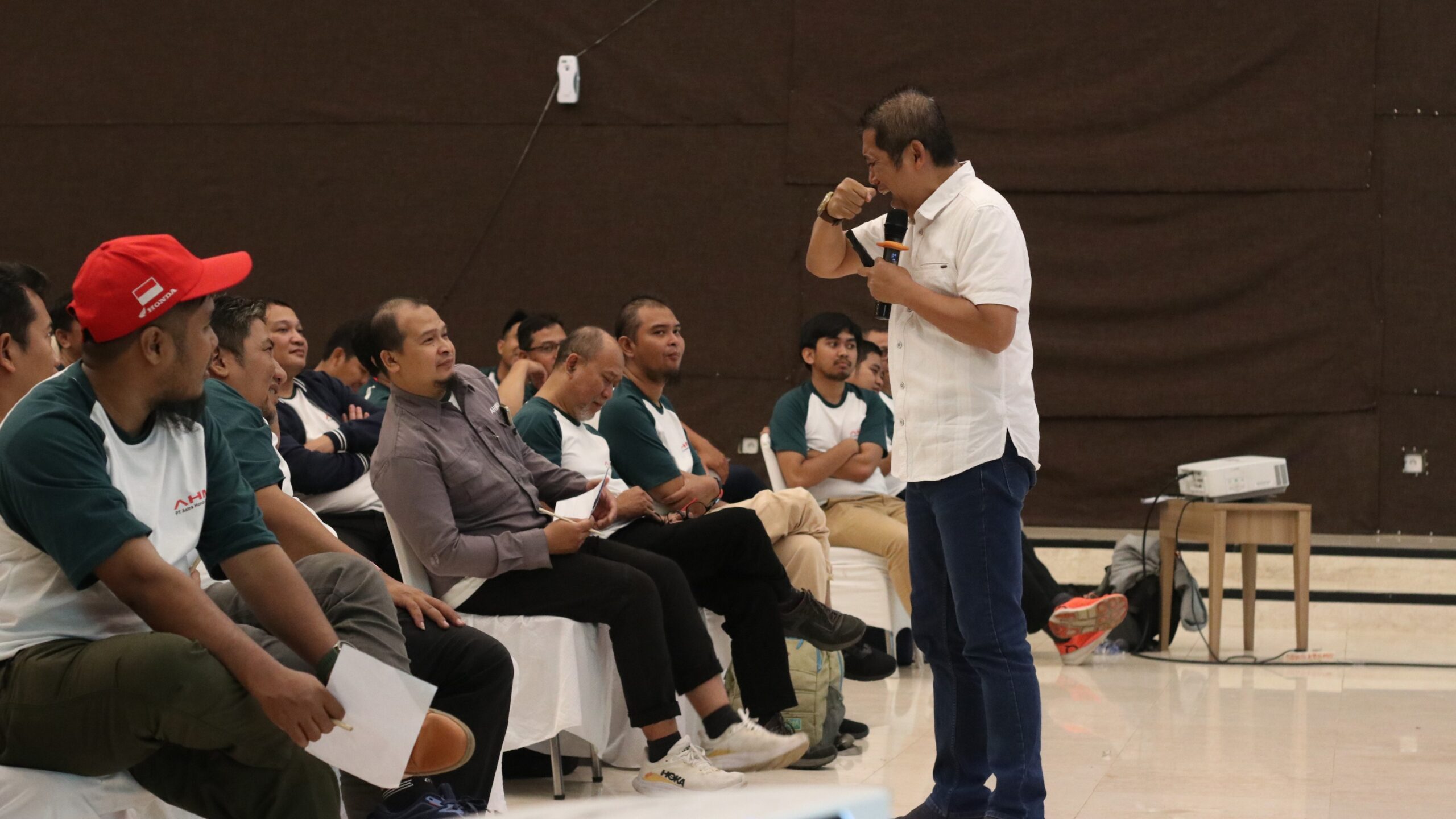 Pelatihan public speaking untuk meningkatkan kepercayaan diri peserta