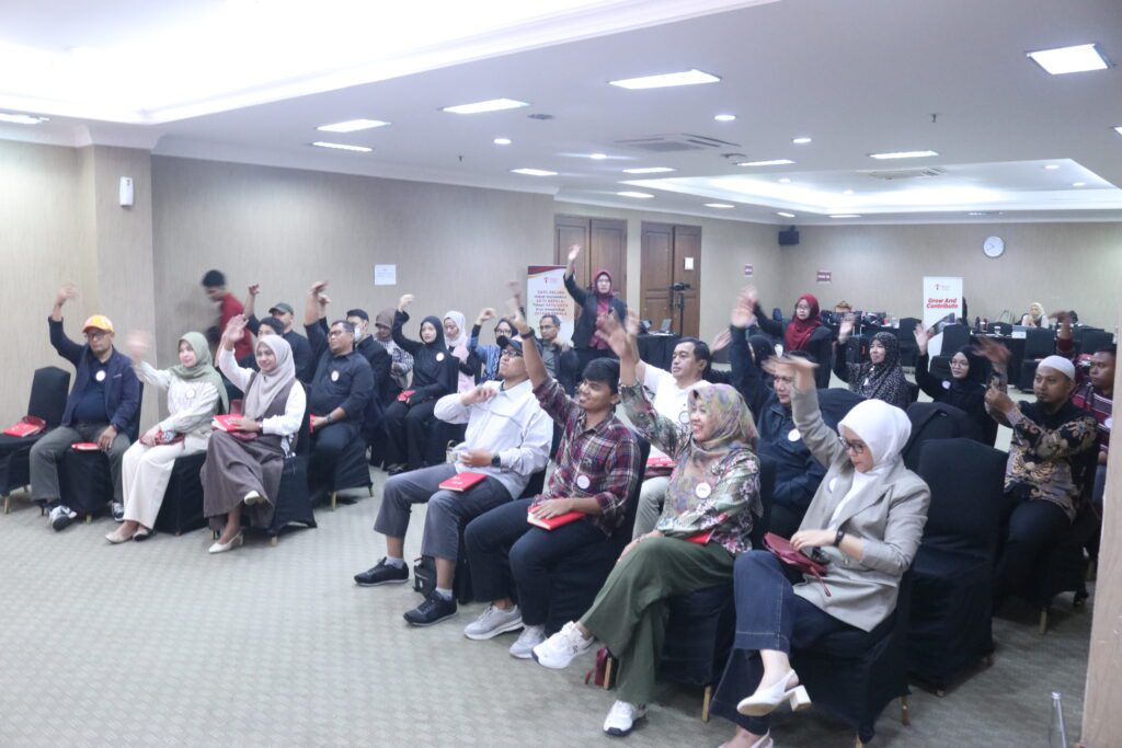 Peserta belajar teknik public speaking dalam pelatihan komunikasi profesional