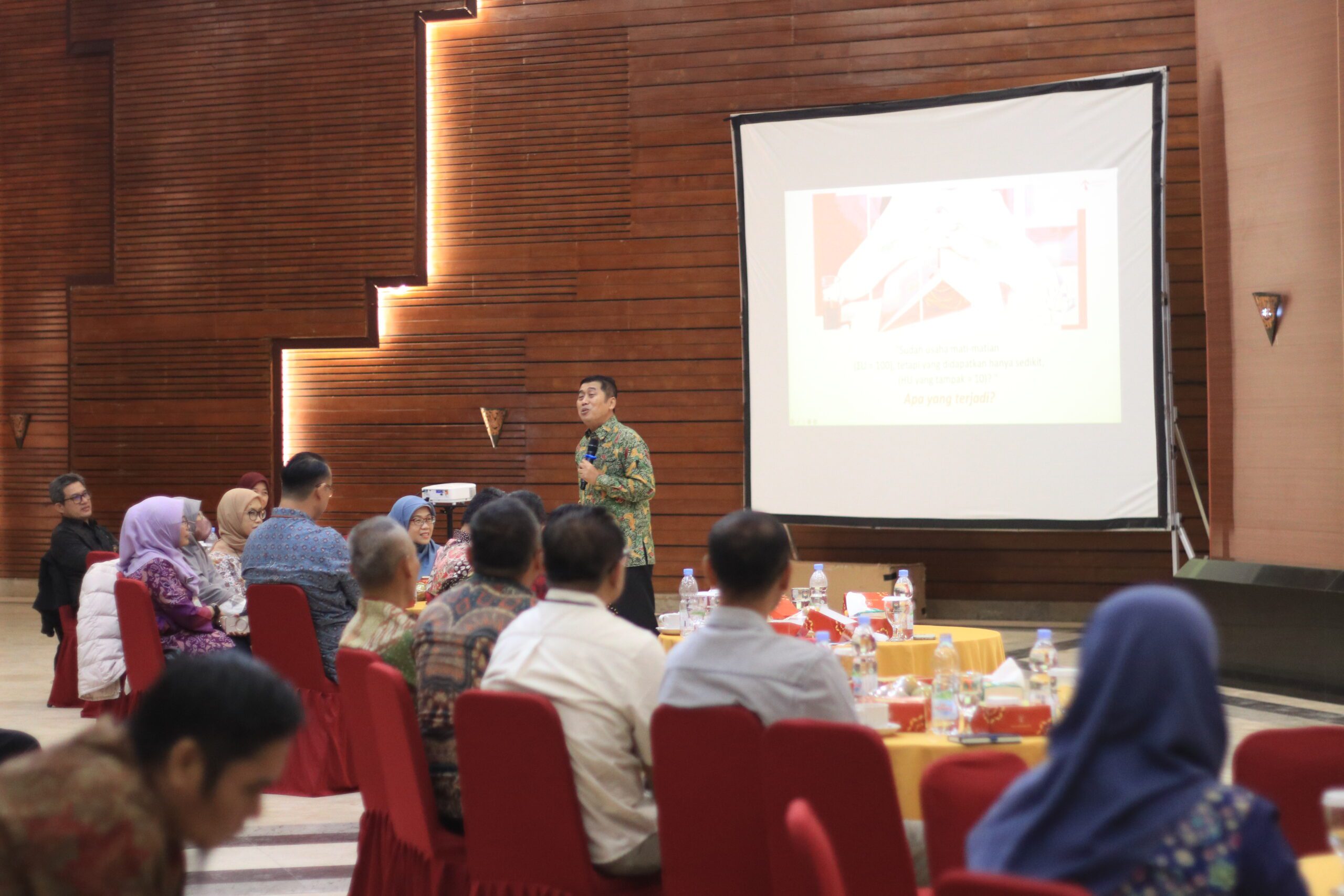 pembicara profesional sedang menyampaikan materi public speaking